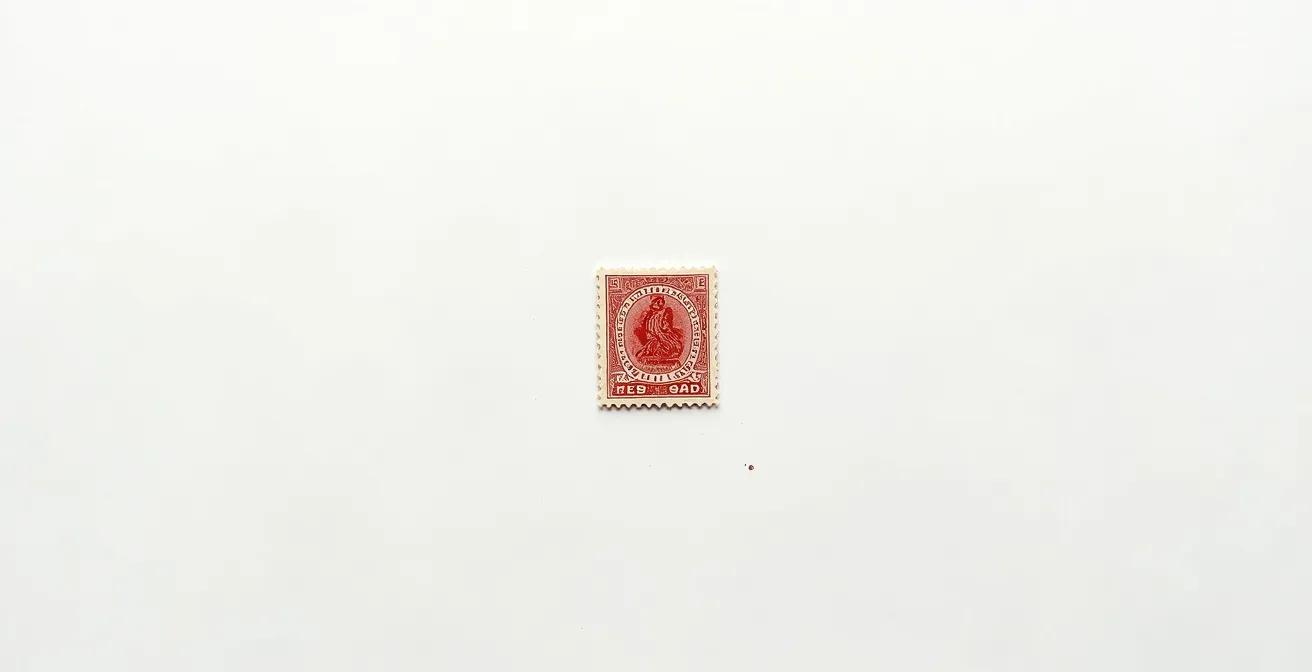 Timbre français ancien montrant un décalage dramatique de perforation créant un effet visuel saisissant